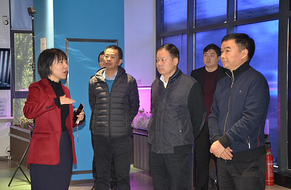 向考察組匯報展廳相關(guan) 情況.png