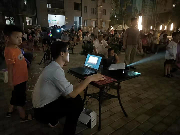 業(ye) 主朋友們(men) 在認真觀看電影.jpg